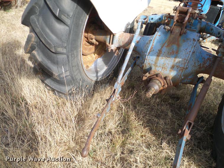 image for item AZ9374 1962 Ford 2000 tractor
