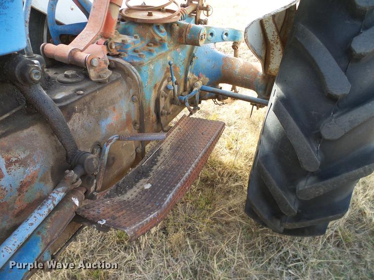 image for item AZ9374 1962 Ford 2000 tractor