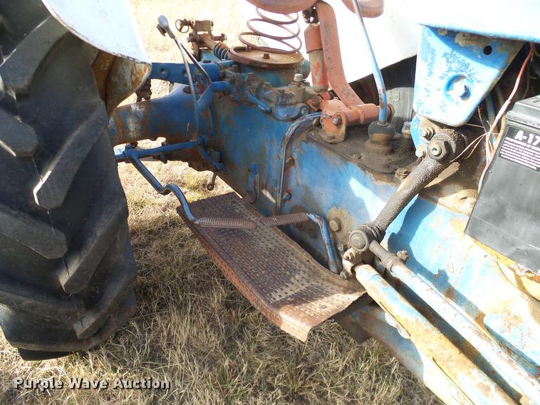 image for item AZ9374 1962 Ford 2000 tractor