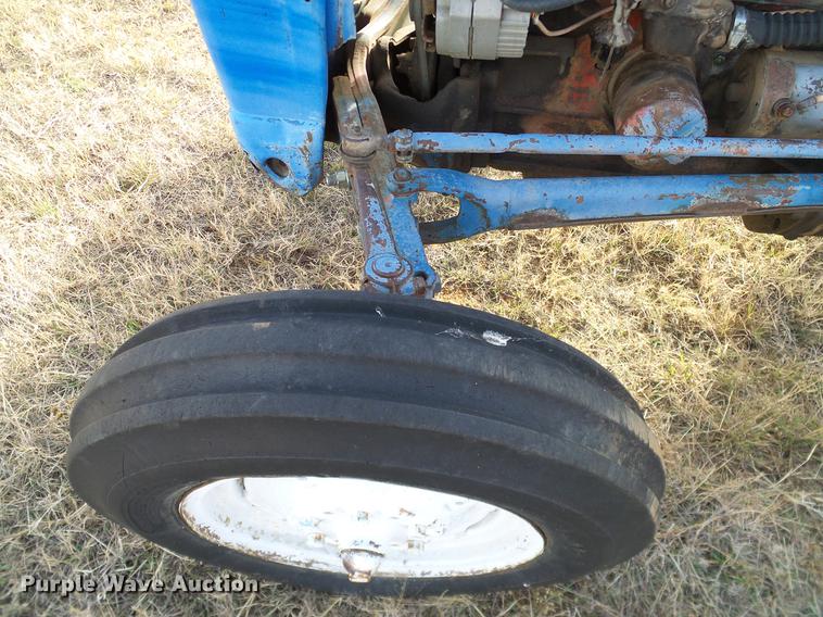 image for item AZ9374 1962 Ford 2000 tractor