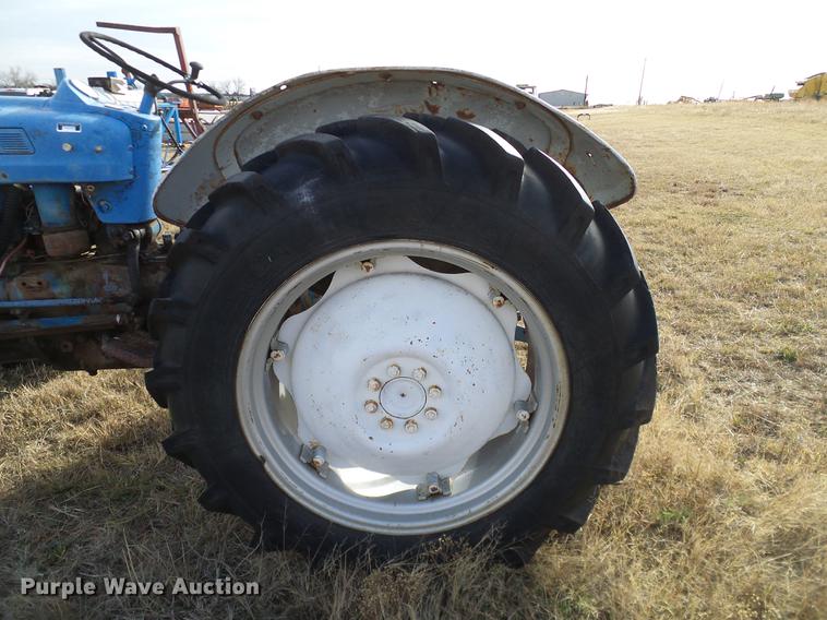 image for item AZ9374 1962 Ford 2000 tractor