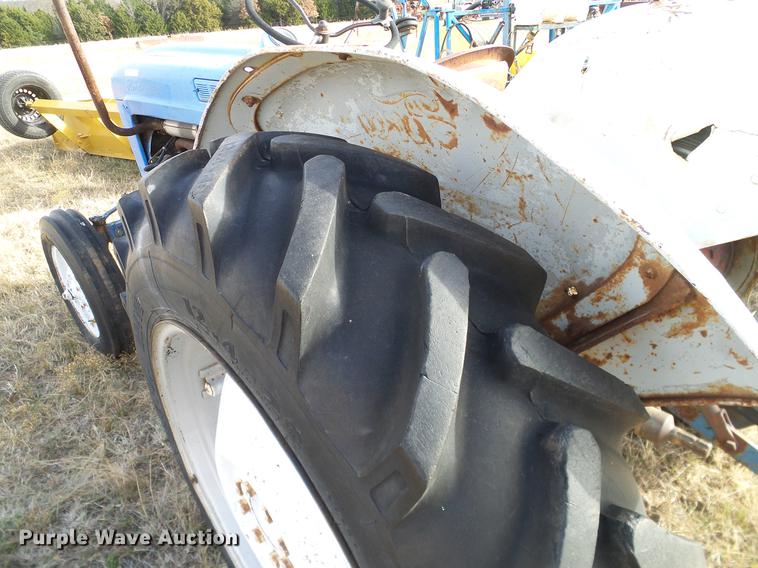 image for item AZ9374 1962 Ford 2000 tractor