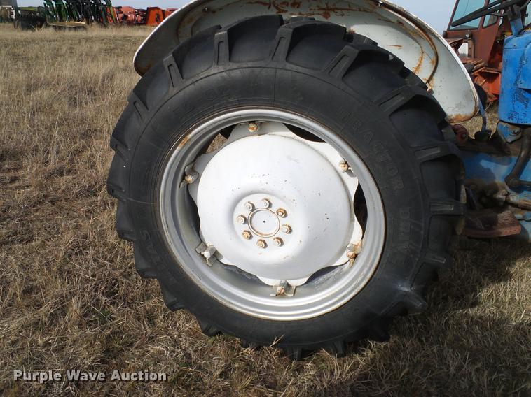 image for item AZ9374 1962 Ford 2000 tractor