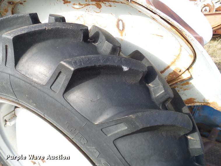 image for item AZ9374 1962 Ford 2000 tractor