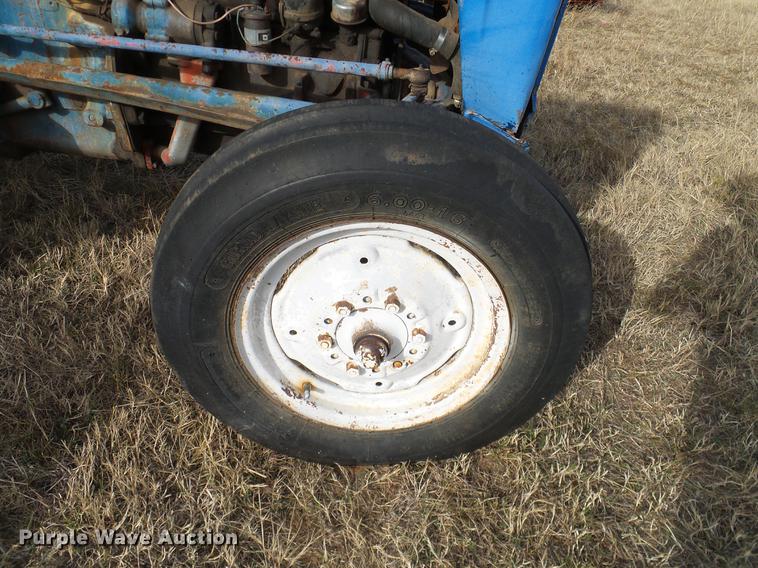 image for item AZ9374 1962 Ford 2000 tractor