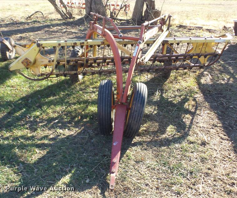 image for item BI9570 New Holland 258 hay rake