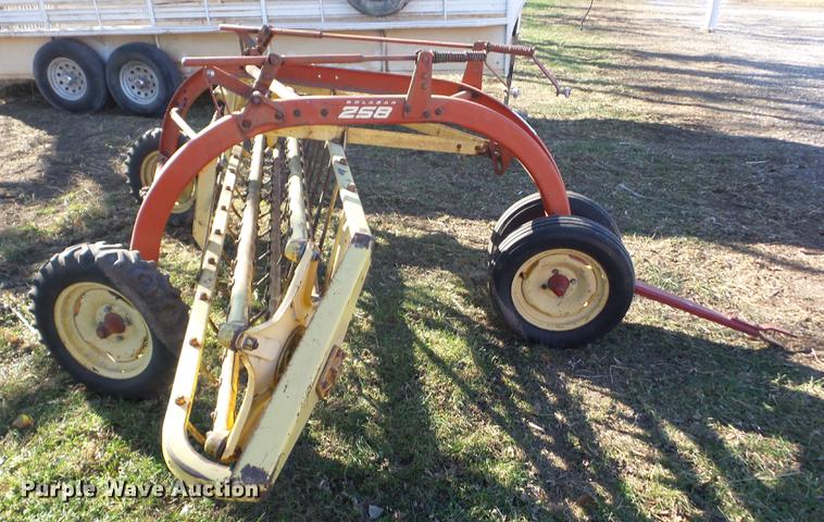 image for item BI9570 New Holland 258 hay rake