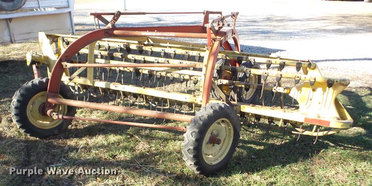 image for item BI9570 New Holland 258 hay rake