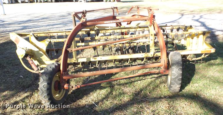 image for item BI9570 New Holland 258 hay rake