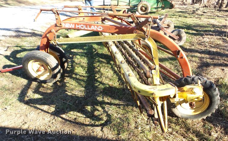 image for item BI9570 New Holland 258 hay rake