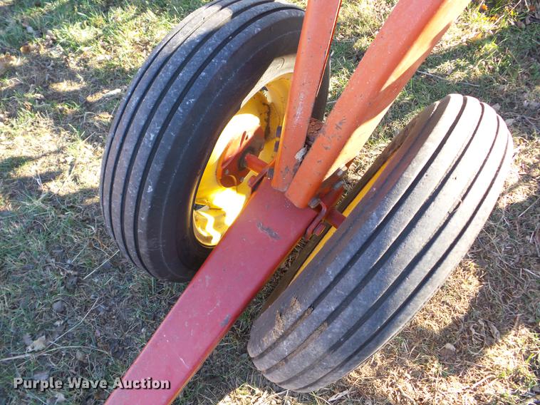 image for item BI9570 New Holland 258 hay rake