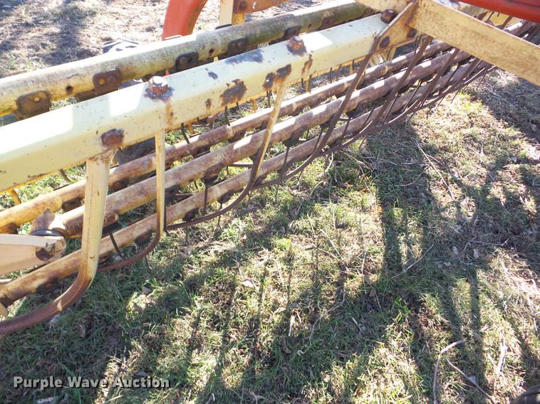 image for item BI9570 New Holland 258 hay rake