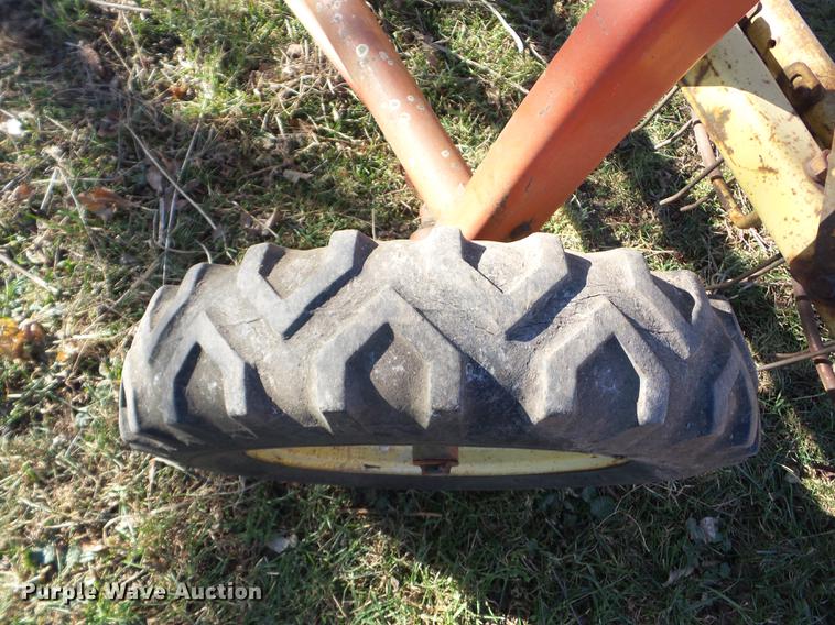 image for item BI9570 New Holland 258 hay rake