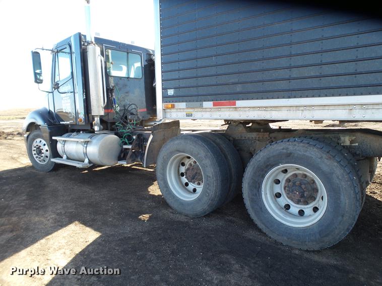image for item BJ9926 2007 Freightliner Columbia semi truck