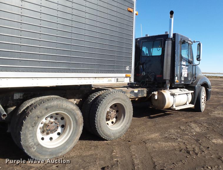 image for item BJ9926 2007 Freightliner Columbia semi truck