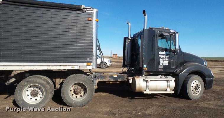 image for item BJ9926 2007 Freightliner Columbia semi truck