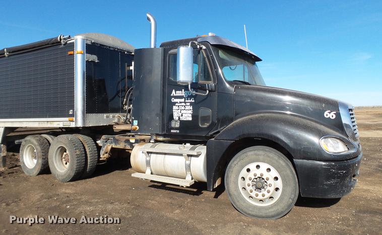 image for item BJ9926 2007 Freightliner Columbia semi truck