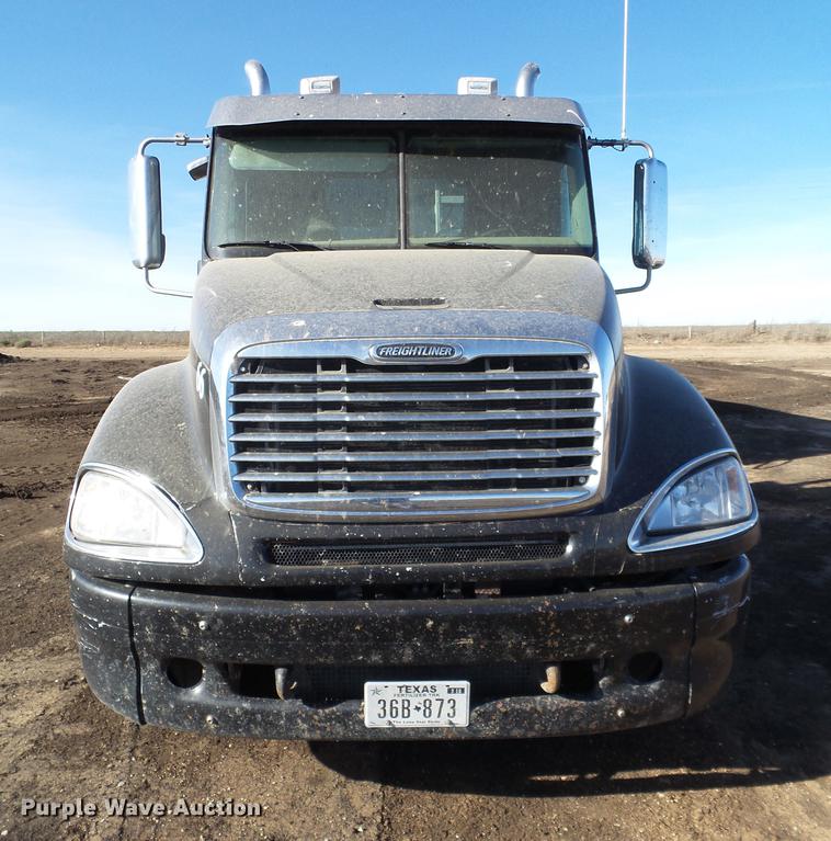 image for item BJ9926 2007 Freightliner Columbia semi truck