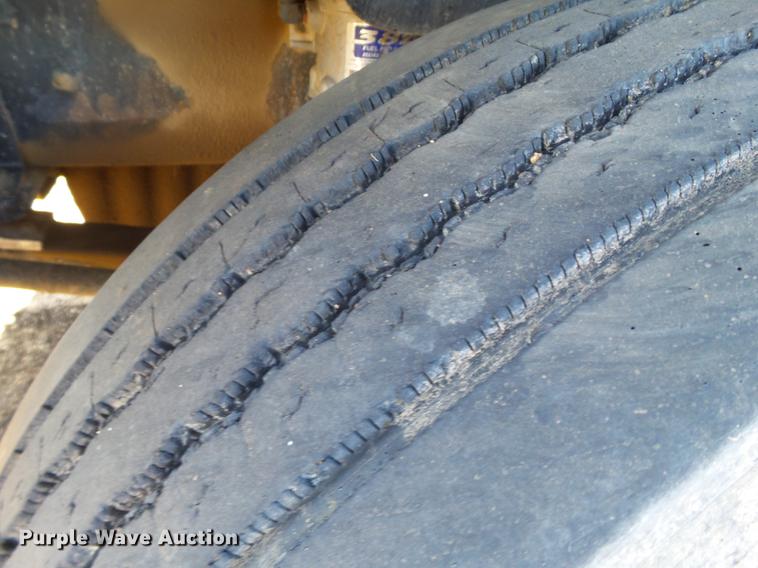 image for item BJ9926 2007 Freightliner Columbia semi truck