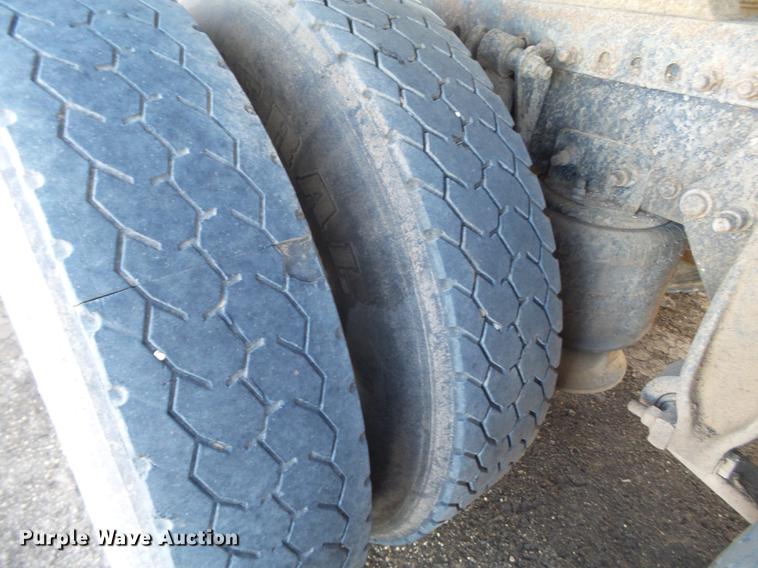 image for item BJ9926 2007 Freightliner Columbia semi truck