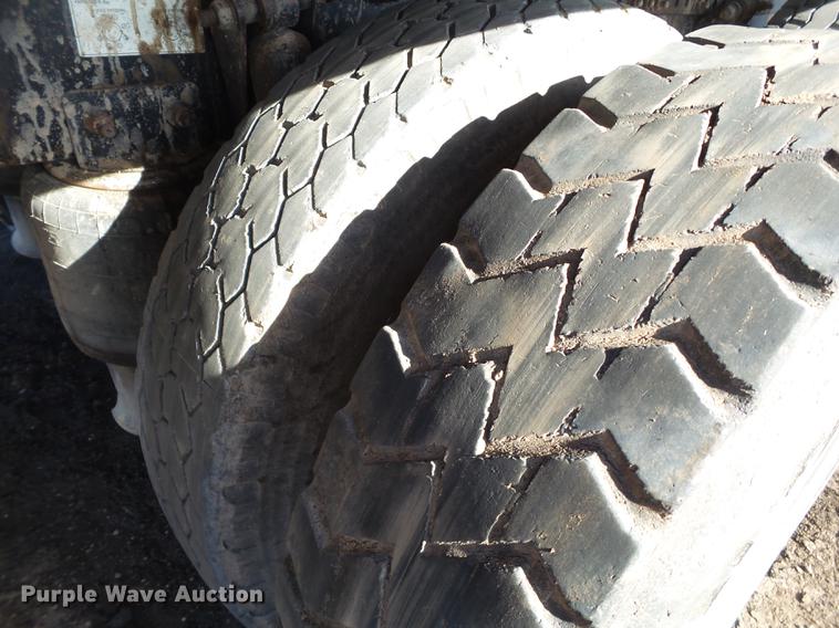 image for item BJ9926 2007 Freightliner Columbia semi truck