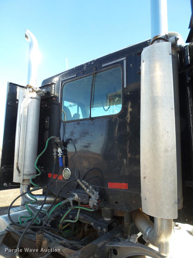 image for item BJ9926 2007 Freightliner Columbia semi truck