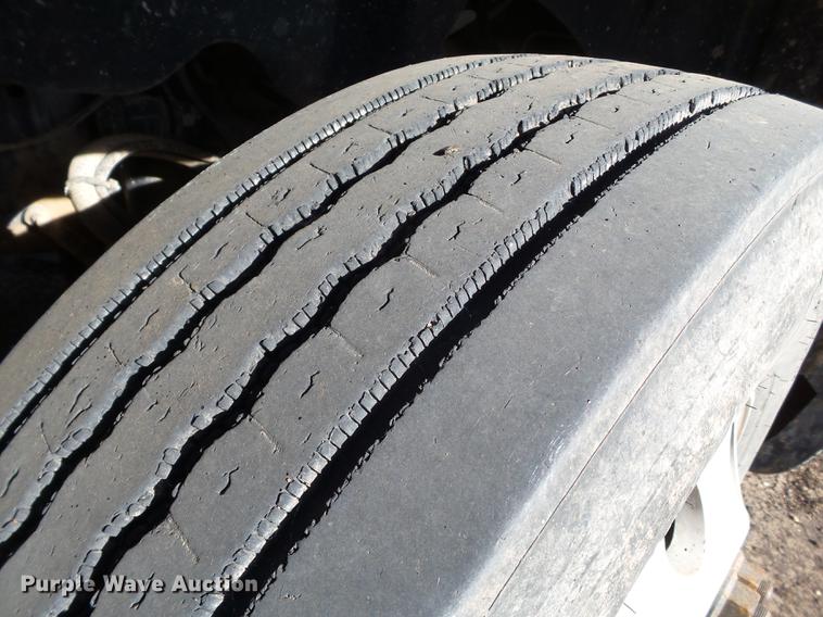 image for item BJ9926 2007 Freightliner Columbia semi truck