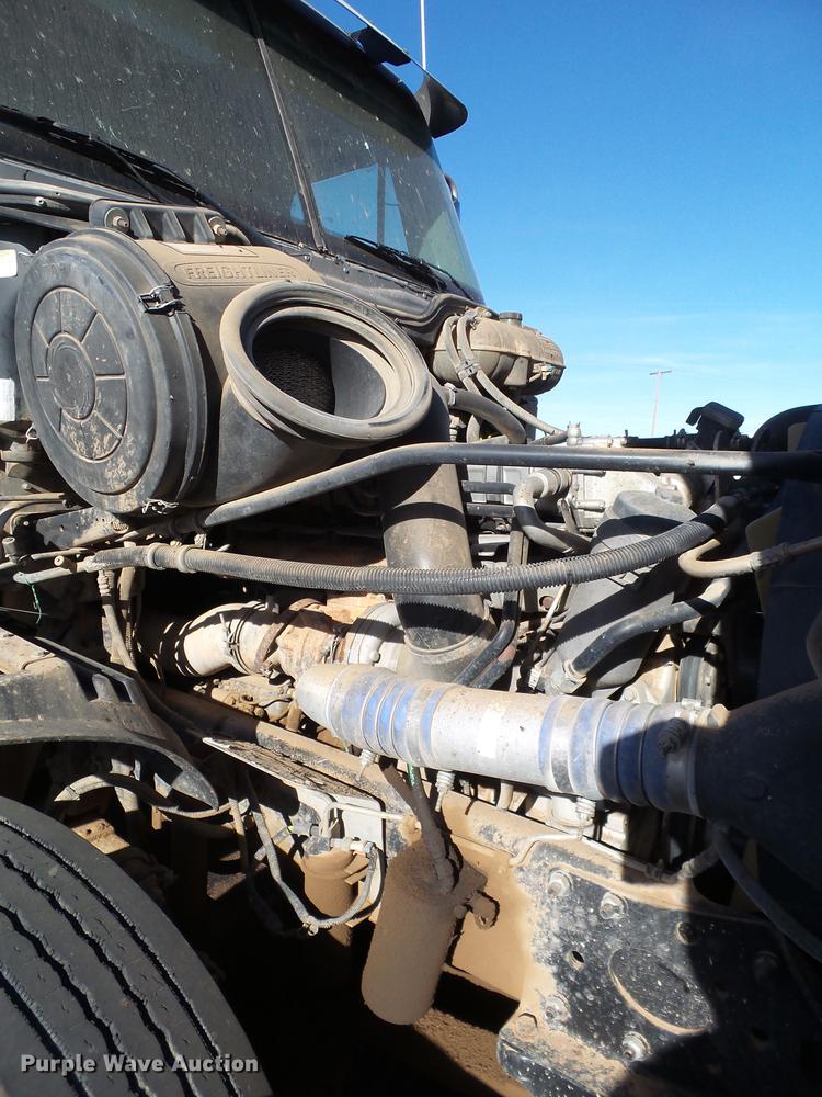image for item BJ9926 2007 Freightliner Columbia semi truck
