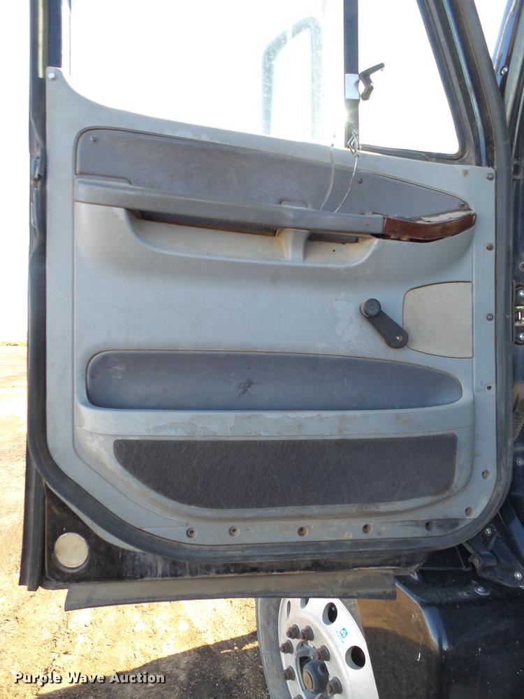 image for item BJ9926 2007 Freightliner Columbia semi truck