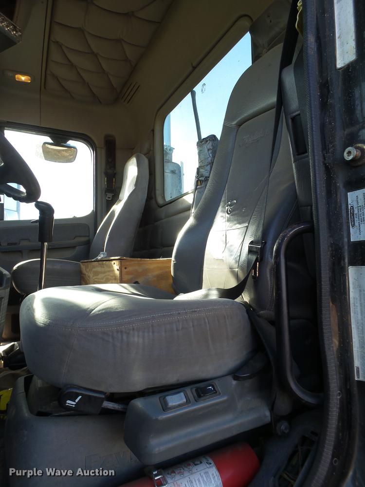 image for item BJ9926 2007 Freightliner Columbia semi truck