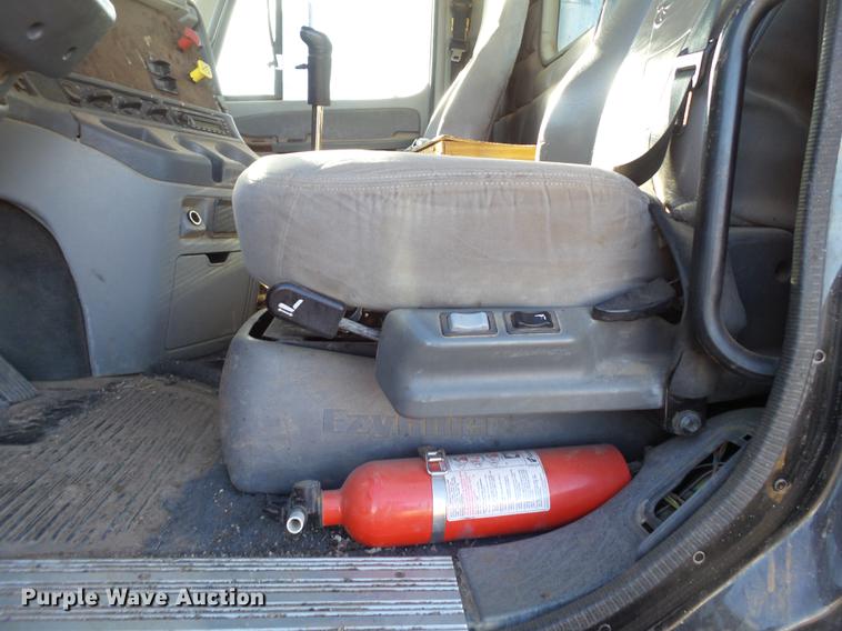 image for item BJ9926 2007 Freightliner Columbia semi truck