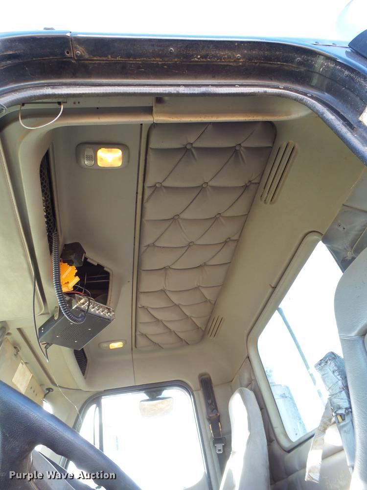 image for item BJ9926 2007 Freightliner Columbia semi truck