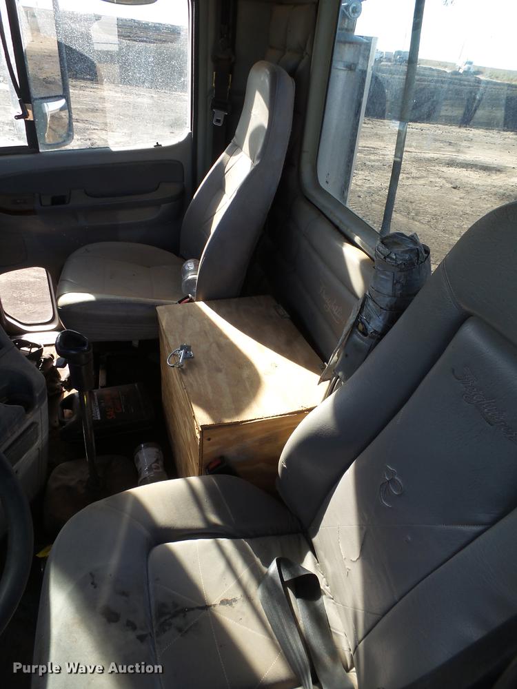 image for item BJ9926 2007 Freightliner Columbia semi truck