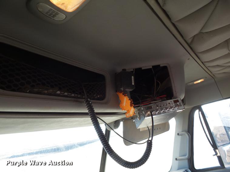 image for item BJ9926 2007 Freightliner Columbia semi truck