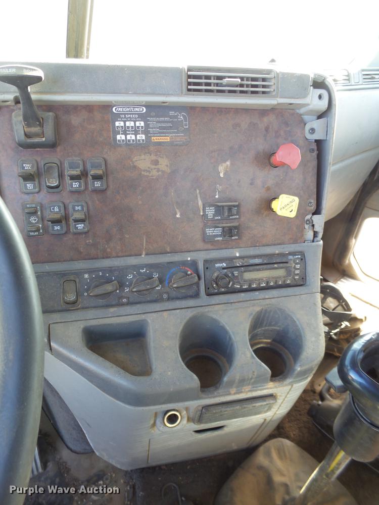 image for item BJ9926 2007 Freightliner Columbia semi truck