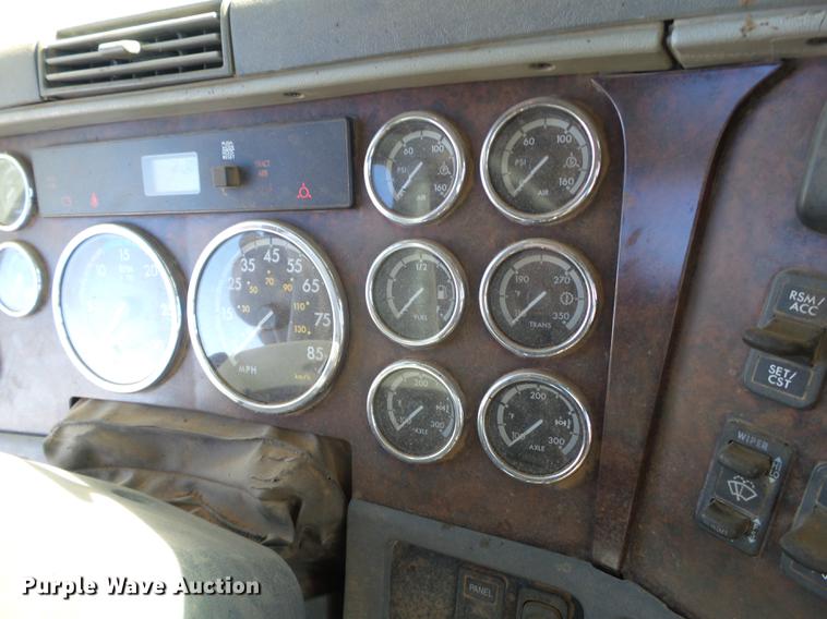 image for item BJ9926 2007 Freightliner Columbia semi truck