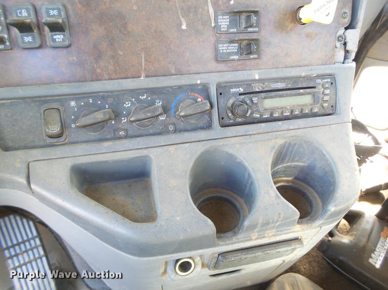 image for item BJ9926 2007 Freightliner Columbia semi truck