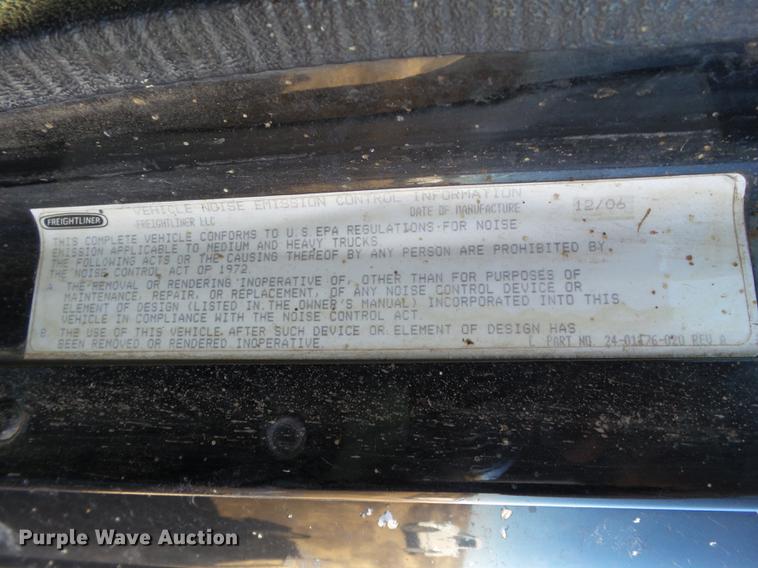 image for item BJ9926 2007 Freightliner Columbia semi truck