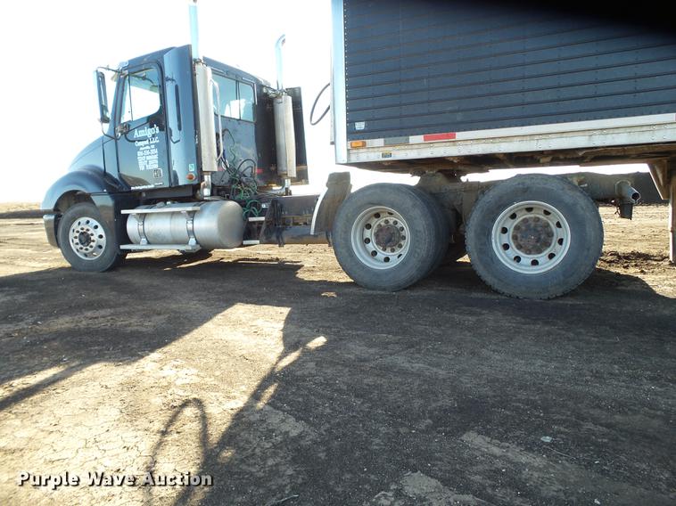 image for item BJ9926 2007 Freightliner Columbia semi truck