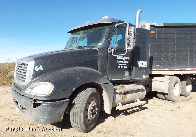 image for item BJ9928 2007 Freightliner Columbia semi truck