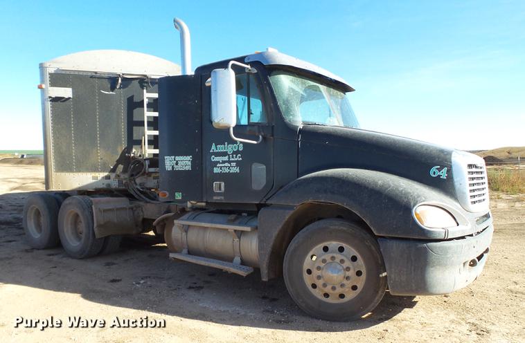 image for item BJ9928 2007 Freightliner Columbia semi truck