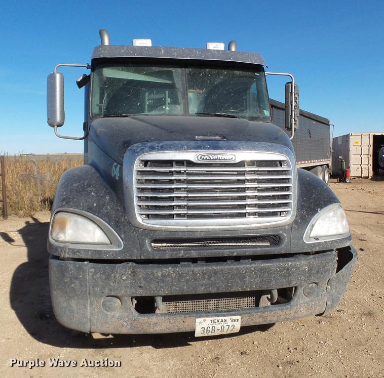 image for item BJ9928 2007 Freightliner Columbia semi truck