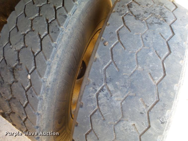 image for item BJ9928 2007 Freightliner Columbia semi truck