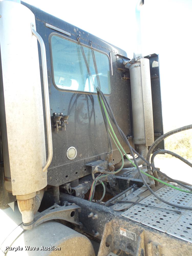 image for item BJ9928 2007 Freightliner Columbia semi truck