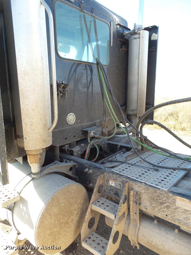 image for item BJ9928 2007 Freightliner Columbia semi truck