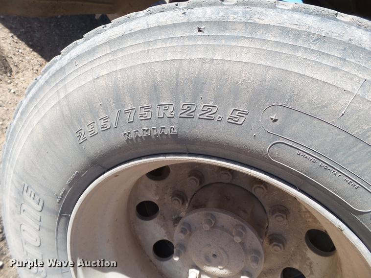 image for item BJ9928 2007 Freightliner Columbia semi truck