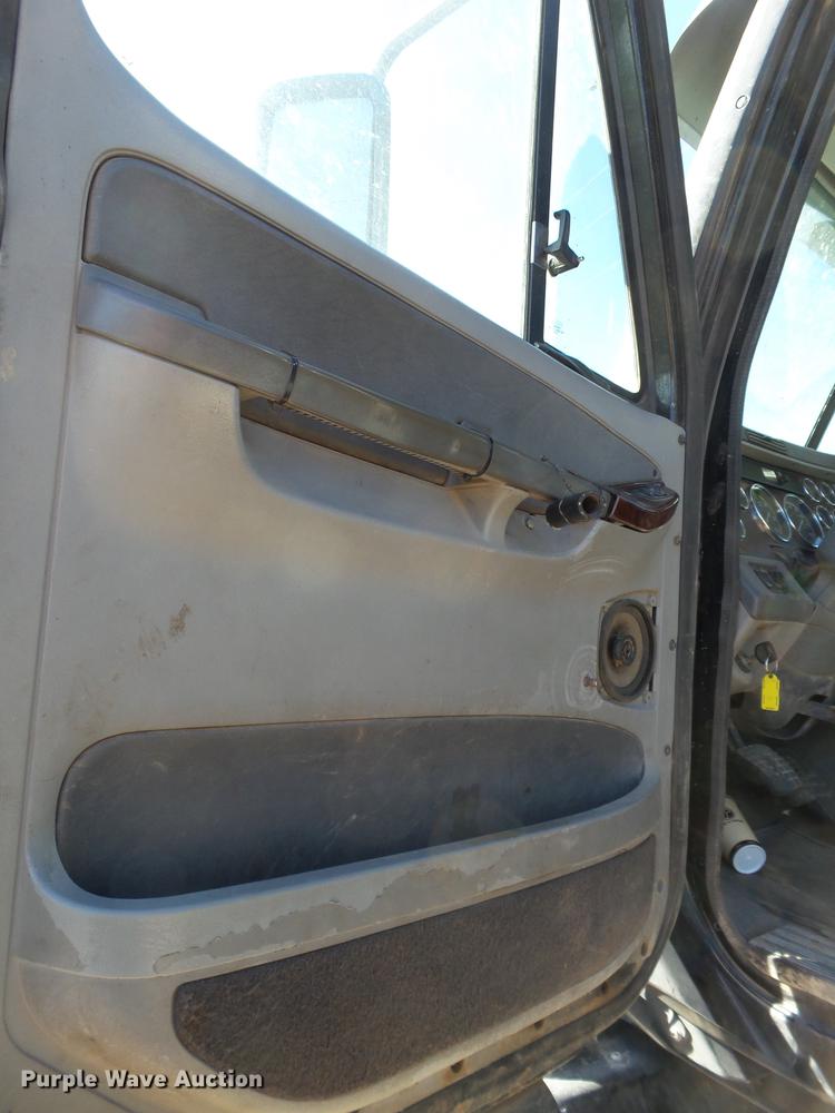 image for item BJ9928 2007 Freightliner Columbia semi truck