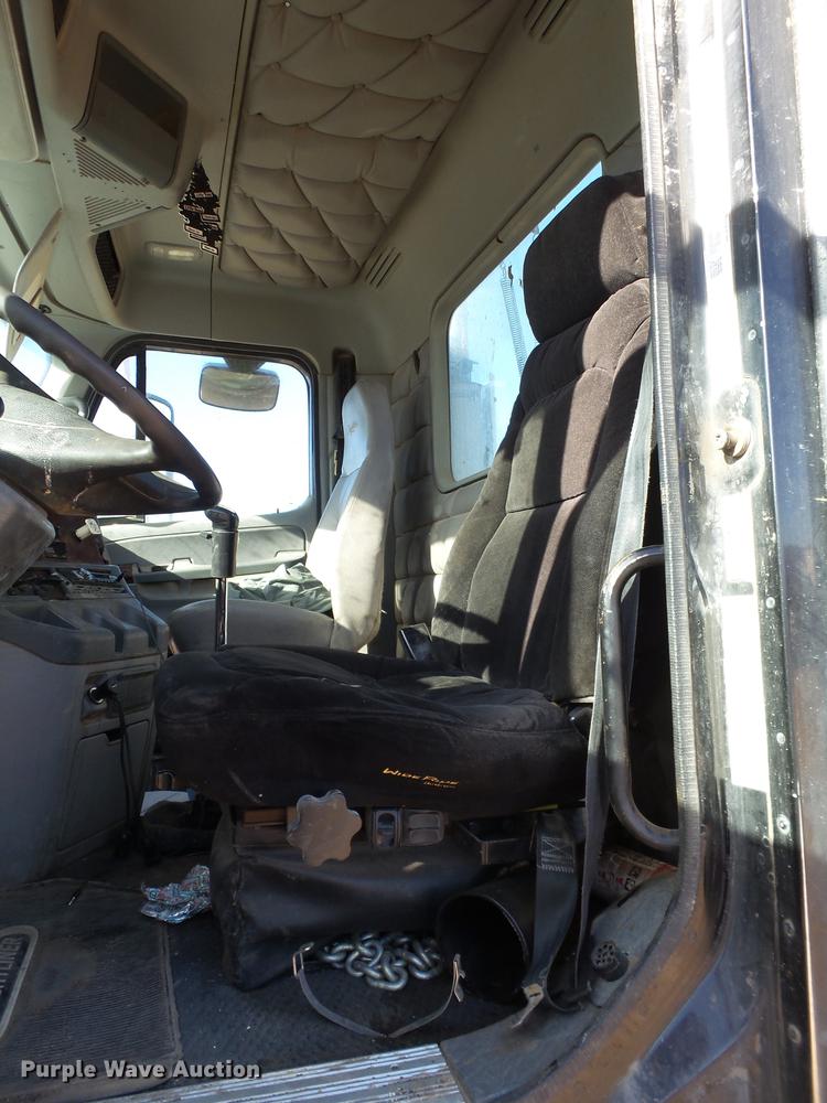 image for item BJ9928 2007 Freightliner Columbia semi truck