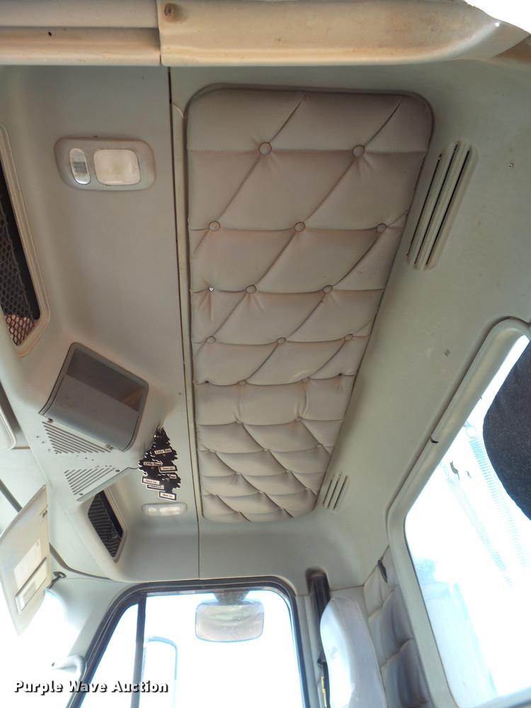 image for item BJ9928 2007 Freightliner Columbia semi truck