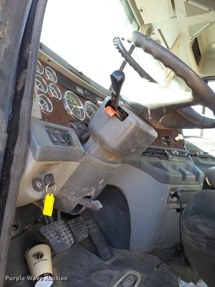 image for item BJ9928 2007 Freightliner Columbia semi truck